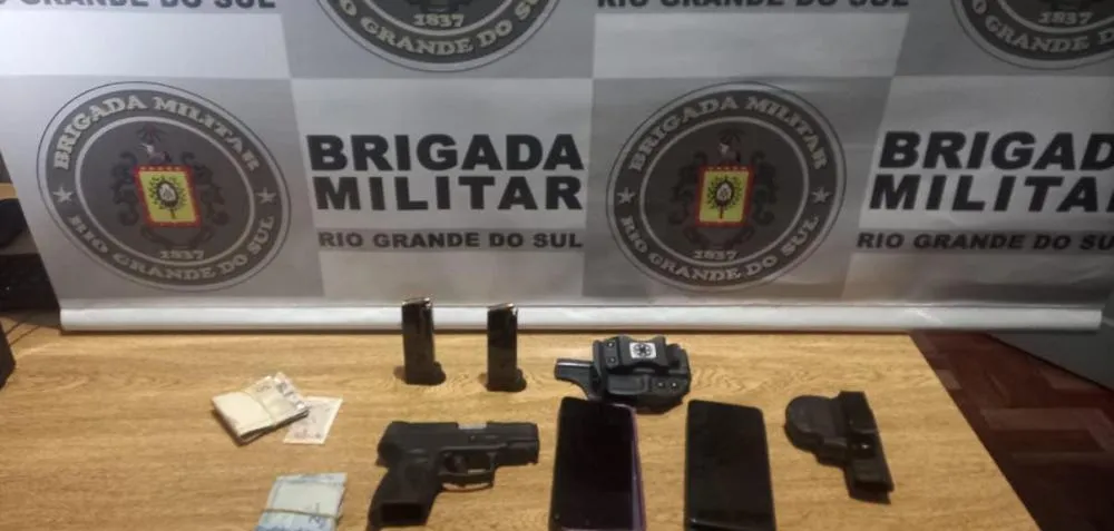Pistola de uso restrito foi apreendida com o indiv&iacute;duo / Foto: 7&ordm;BPM