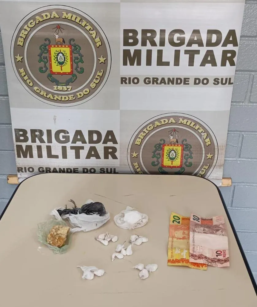 Mulher foi presa por tr&aacute;fico de drogas / Foto: 7&ordm;BPM