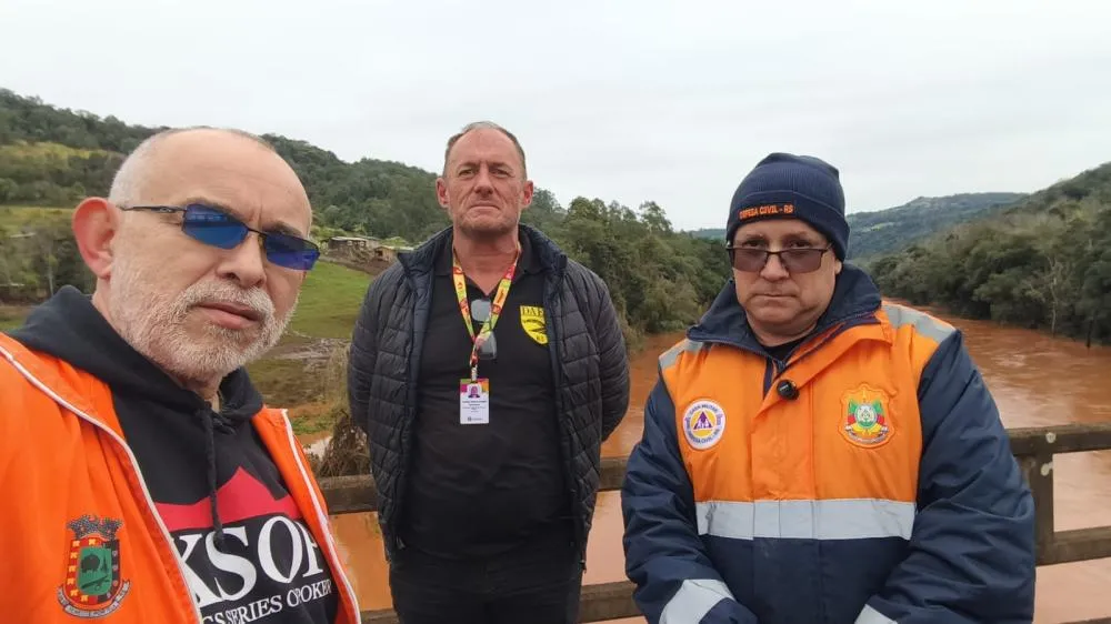 Da esquerda para a direita: Kleber Giordano Tesch, coordenador municipal de Prote&ccedil;&atilde;o e Defesa Civil; Carlos Andr&eacute; Hammes, engenheiro civil da 12&ordf; Superintend&ecirc;ncia do Daer; e o tenente Monteiro, da 5&ordf; CREPDEC.