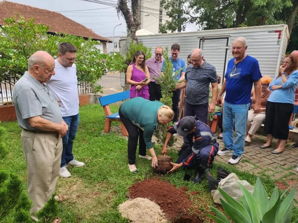 Mirna Braucks celebra 18 anos à frente do Hospital Santo Antônio com homenagem especial