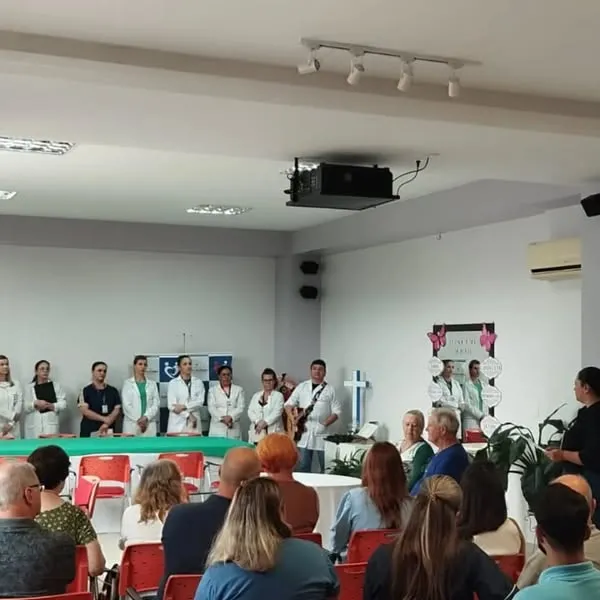 Mirna Braucks celebra 18 anos à frente do Hospital Santo Antônio com homenagem especial