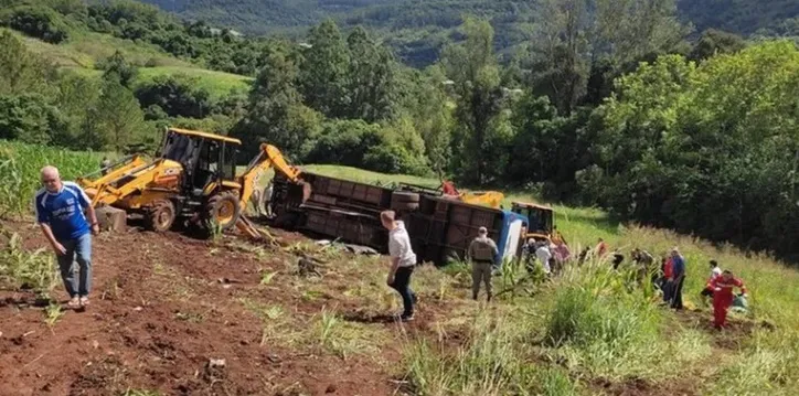 Ônibus teria ficado sem freios e despencou de uma ribanceira | Foto: BM / CP