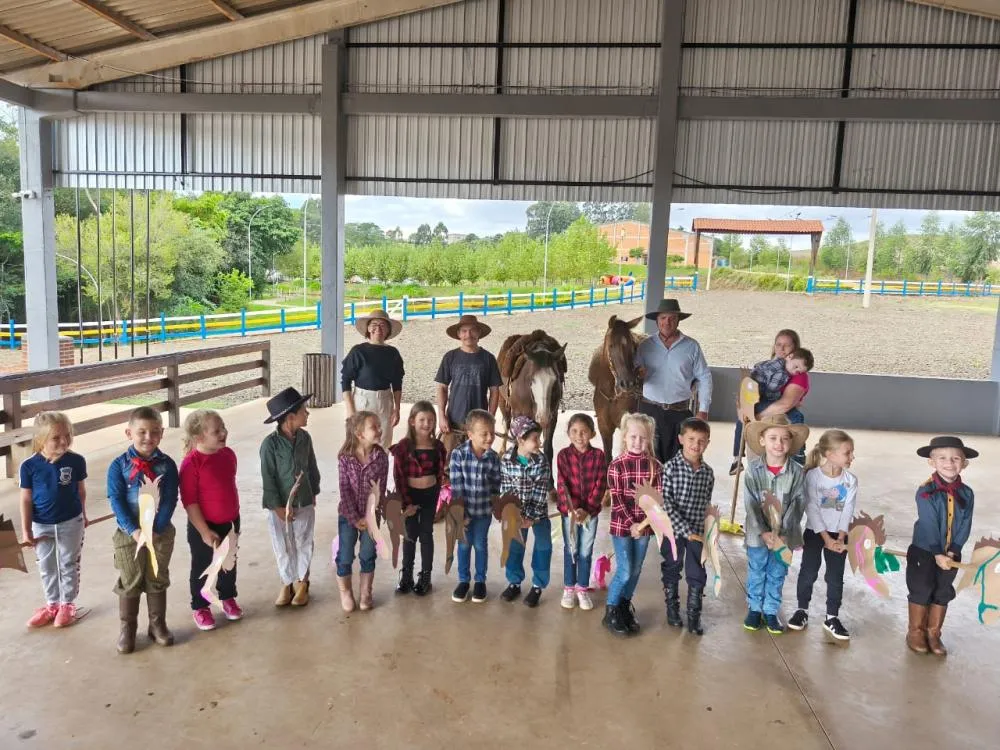 Crianças vivenciam experiência lúdica e afetiva com cavalos 