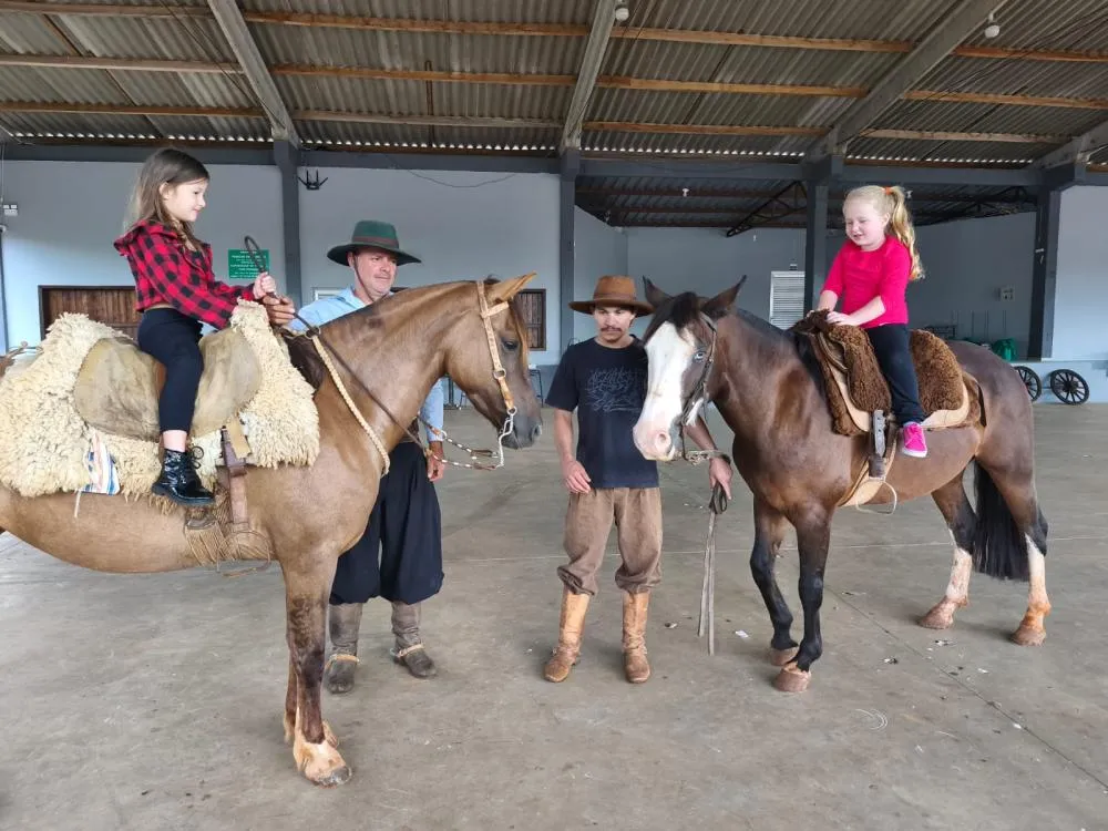 Crianças vivenciam experiência lúdica e afetiva com cavalos 