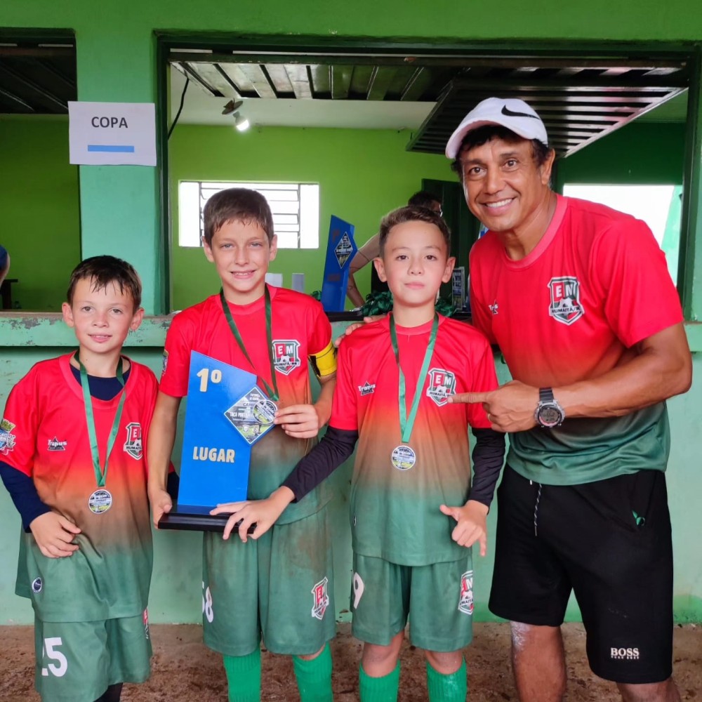 Portelenses campeões com o seu treinador. Foto: Charles Teixeira
