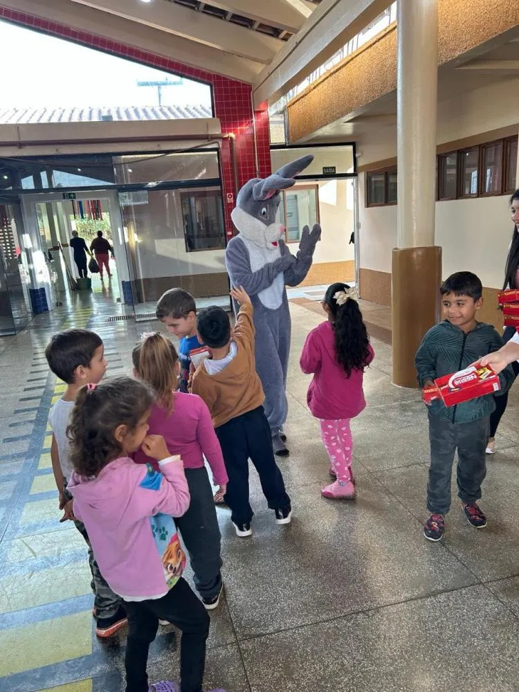 Sorrisos e afeto marcam celebração de Páscoa nas escolas do município