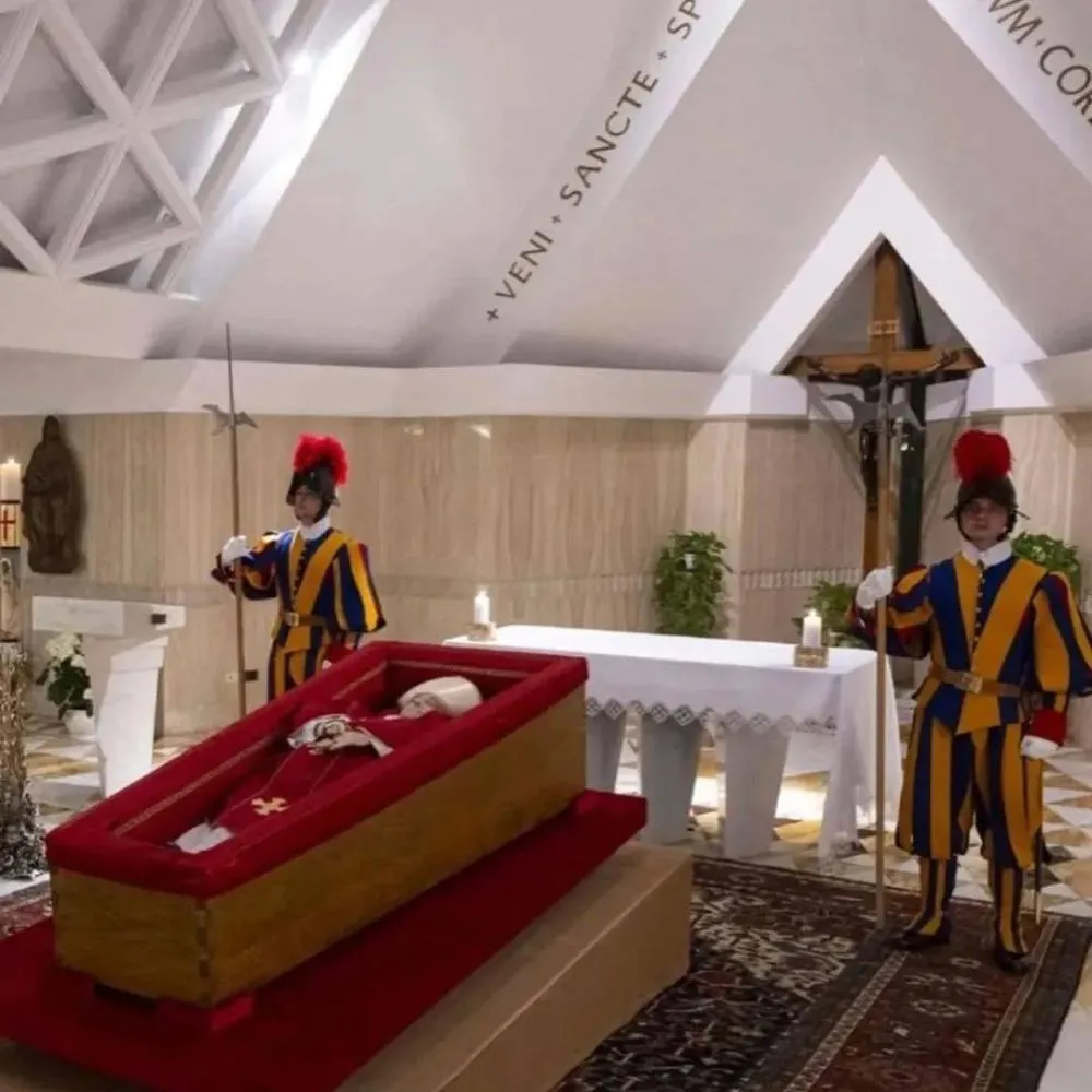 Vaticano divulga primeiras imagens do corpo do papa Francisco; enterro será no sábado