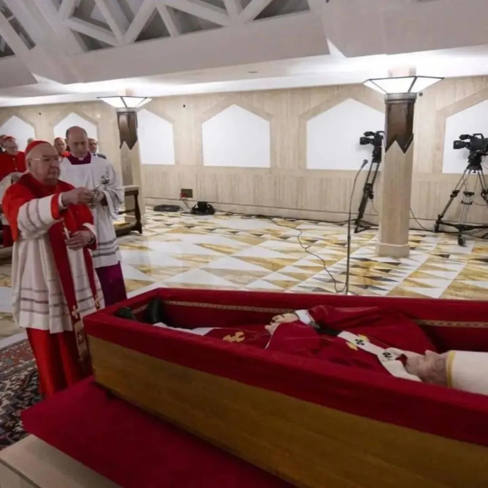 Vaticano divulga primeiras imagens do corpo do papa Francisco; enterro será no sábado
