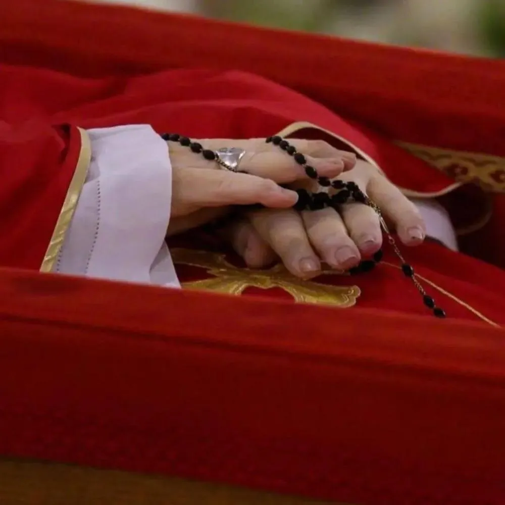Vaticano divulga primeiras imagens do corpo do papa Francisco; enterro será no sábado