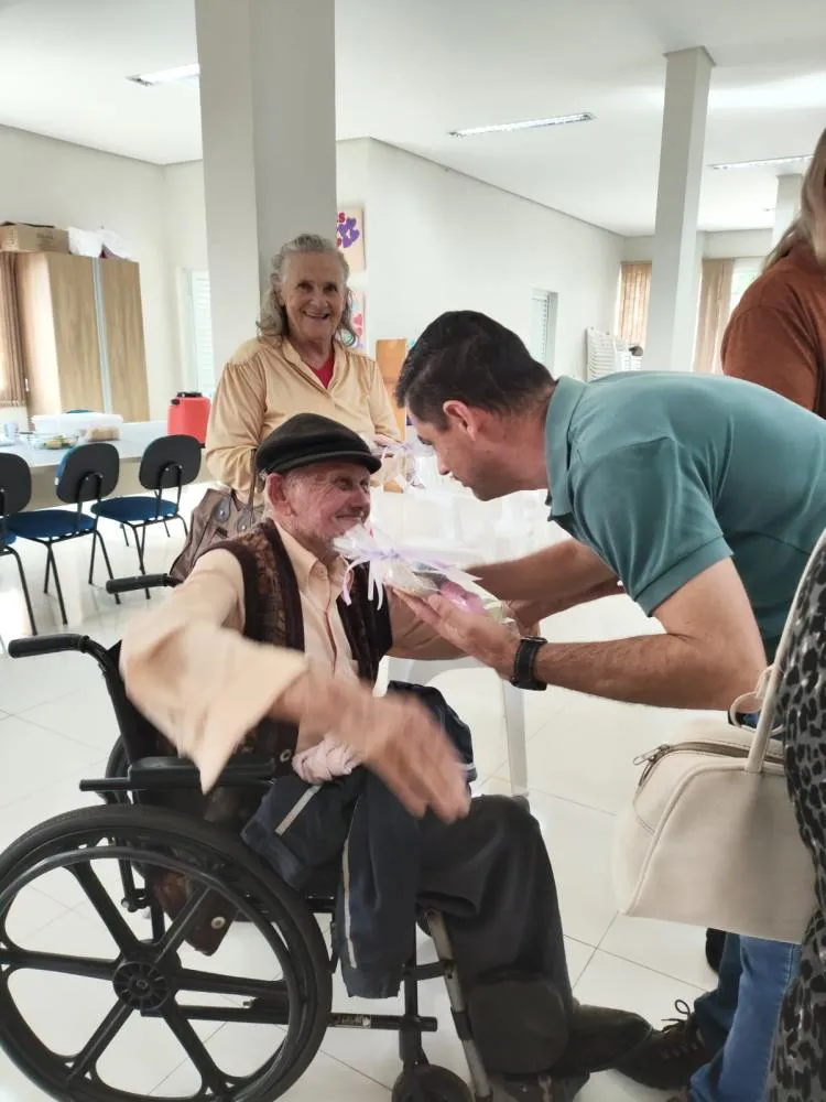 CRAS promove encontro de Páscoa com grupo de idosos 