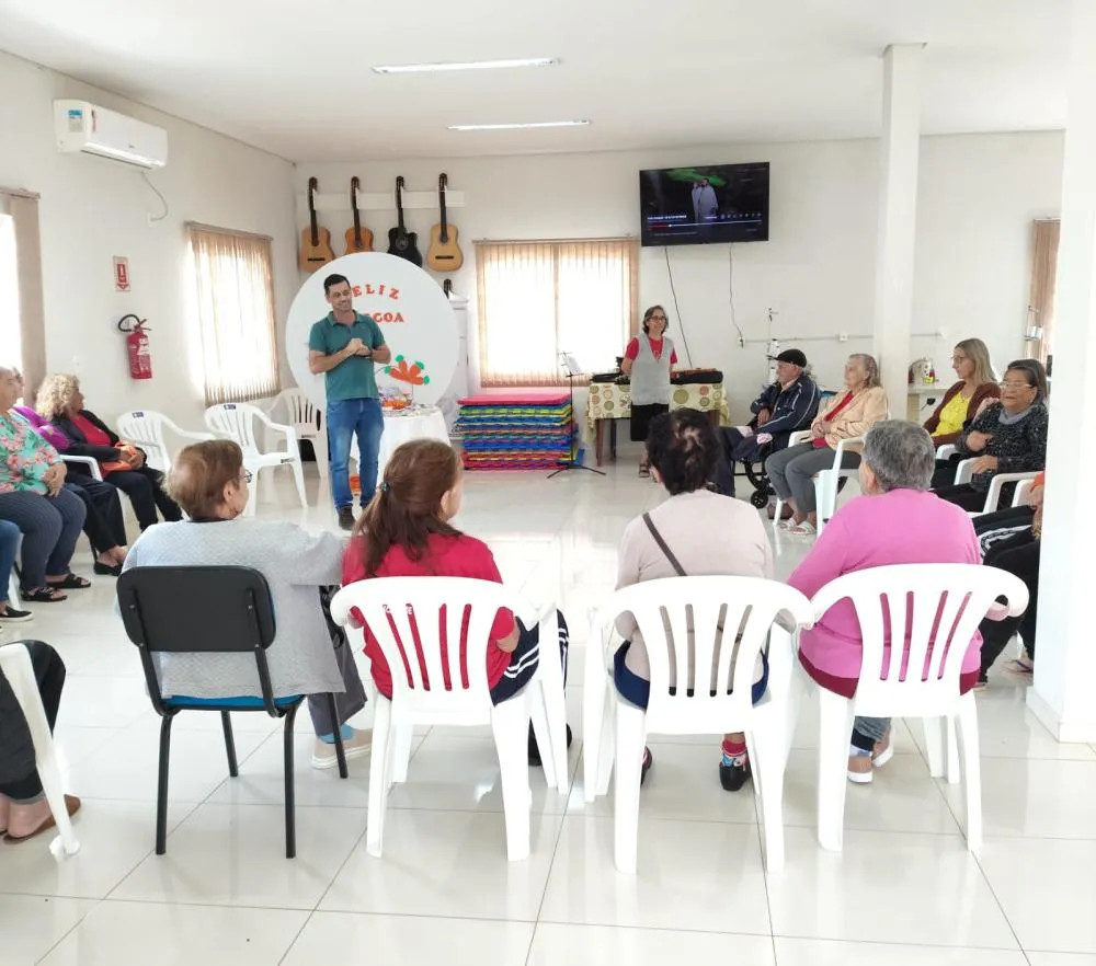 CRAS promove encontro de Páscoa com grupo de idosos 