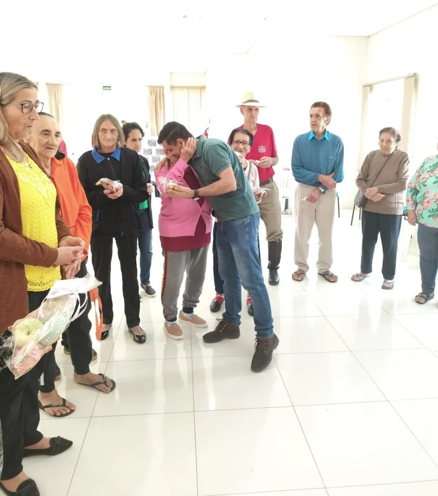 CRAS promove encontro de Páscoa com grupo de idosos 