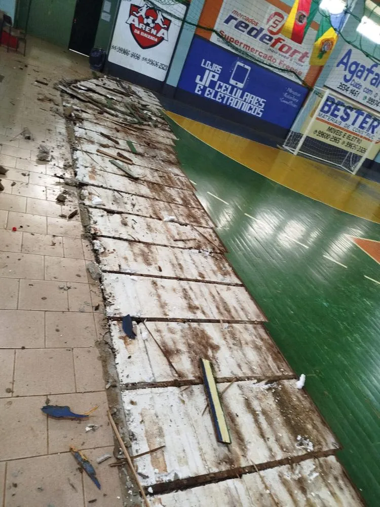 Quadra de esportes do ginásio de Miraguaí passa por reforma