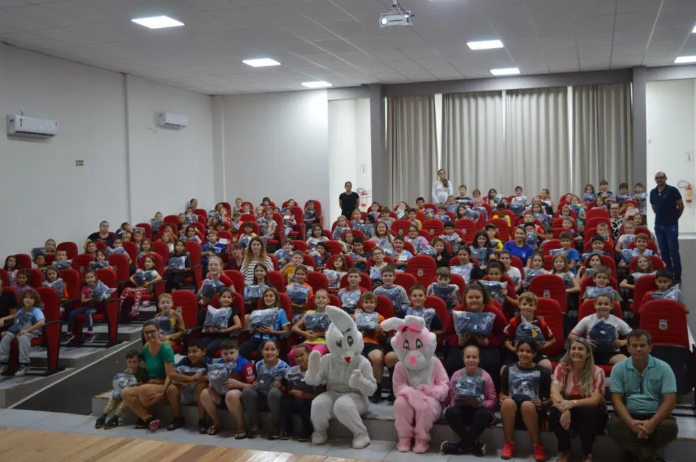 Prefeitura investe mais de R$ 81 mil em uniformes para estudantes da rede municipal