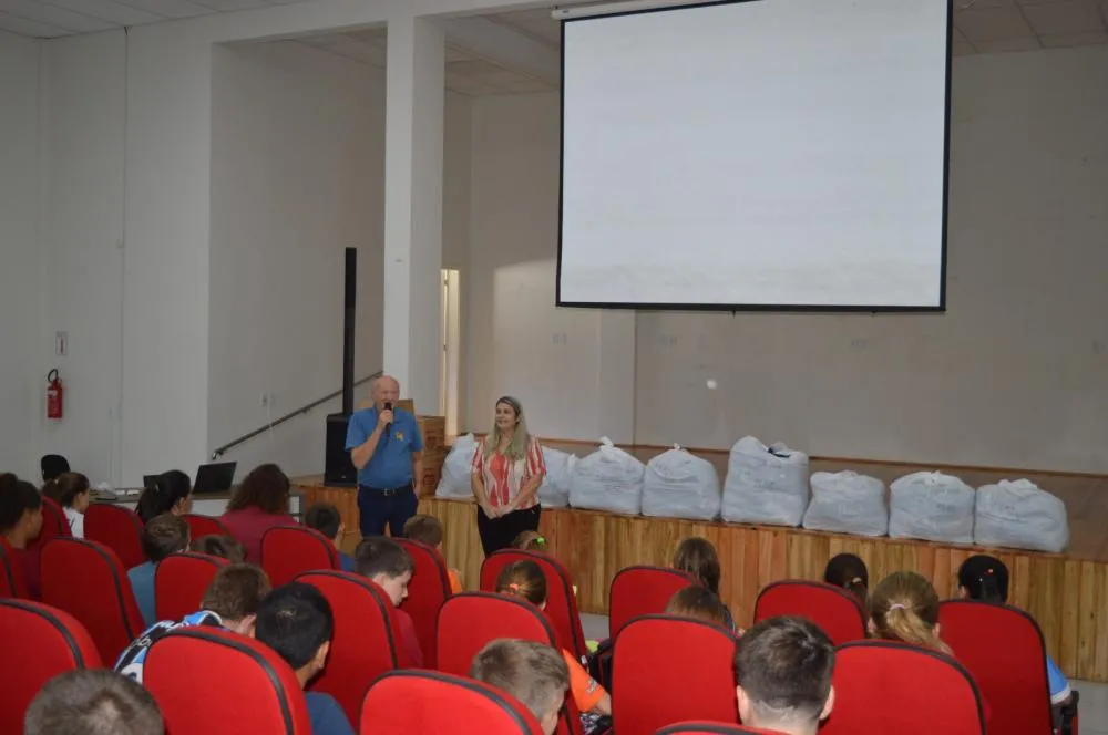 Prefeitura investe mais de R$ 81 mil em uniformes para estudantes da rede municipal