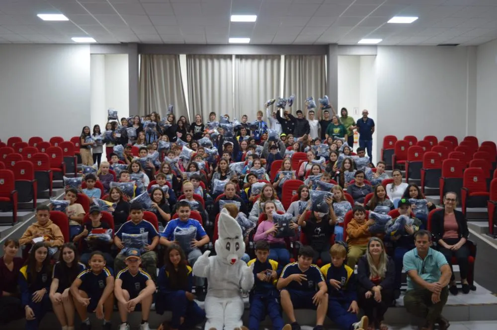 Prefeitura investe mais de R$ 81 mil em uniformes para estudantes da rede municipal