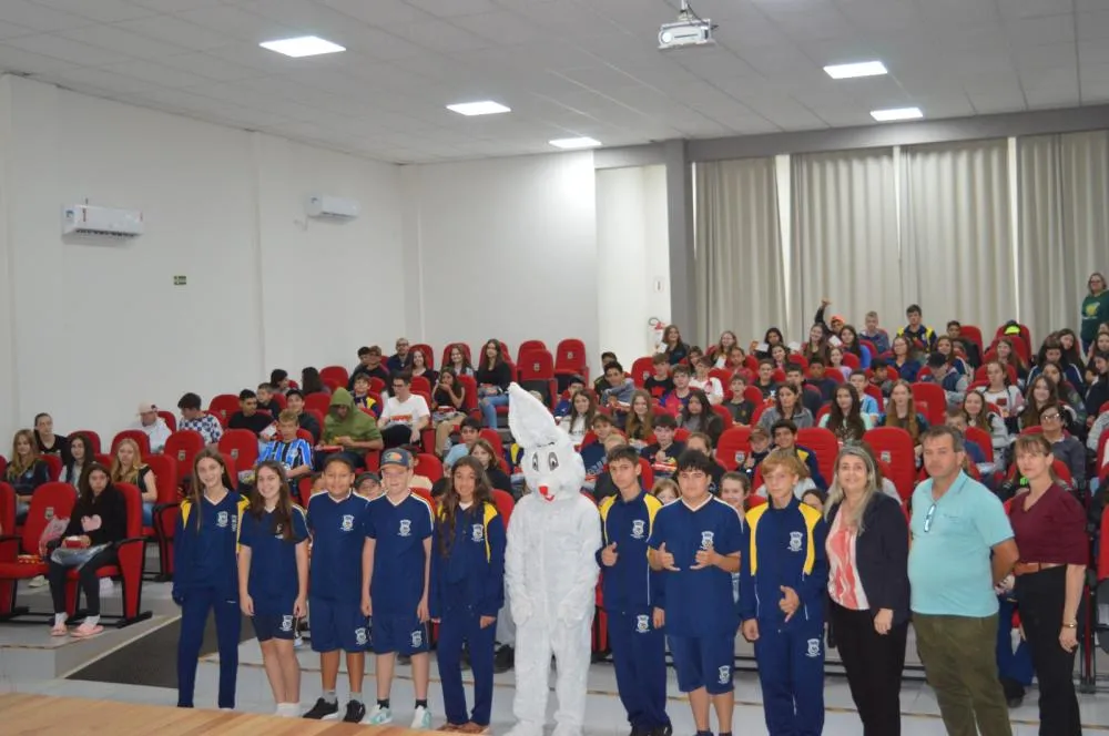 Prefeitura investe mais de R$ 81 mil em uniformes para estudantes da rede municipal