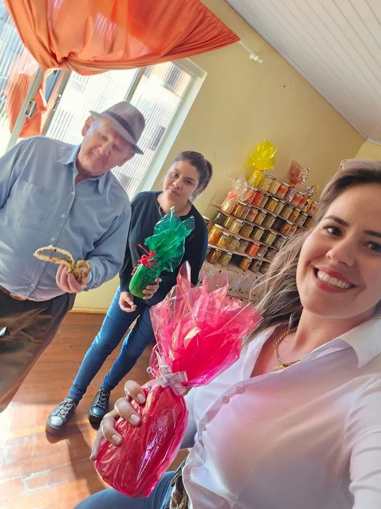 Secretária realiza visita e conhece práticas para o cultivo de flores