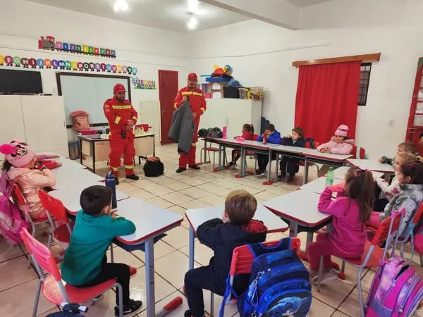 Bombeiros encantam crianças em ação na Escola Ayrton Senna