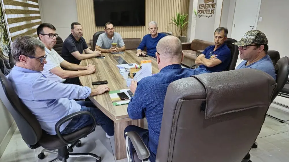 Prefeito Rosemar Sala discute expansão do setor aviário com empreendedores
