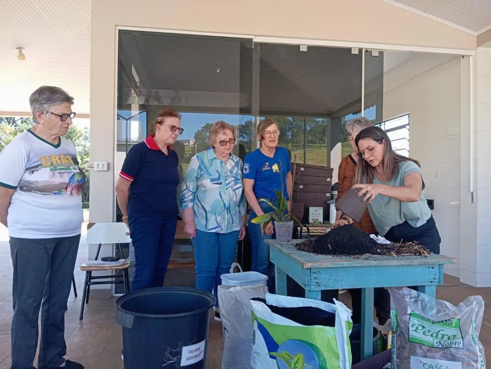 Grupo Viva a Vida Mulher participa de curso de jardinagem no Bosque Municipal