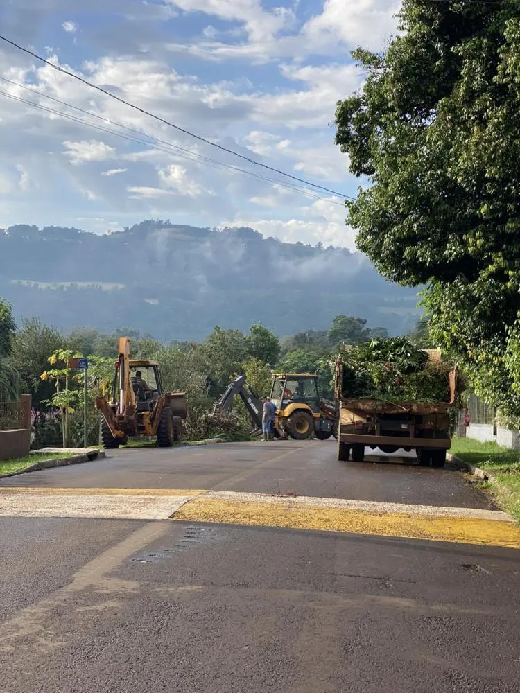 Secretaria de Obras reforça coleta de galhos e limpeza nas ruas