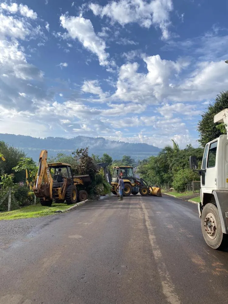 Secretaria de Obras reforça coleta de galhos e limpeza nas ruas