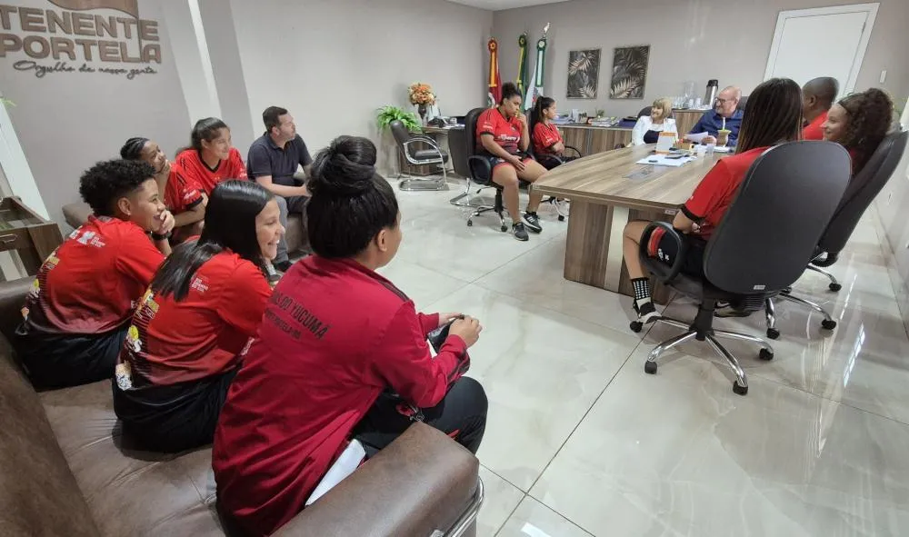 Gurias do Yucumã são recebidas no gabinete do prefeito Rosemar Sala
