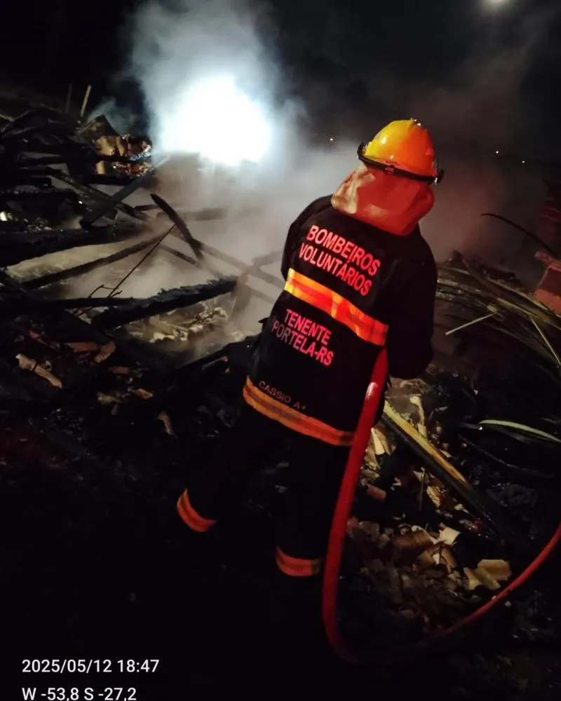 Residência é consumida por fogo na localidade de Jabuticaba