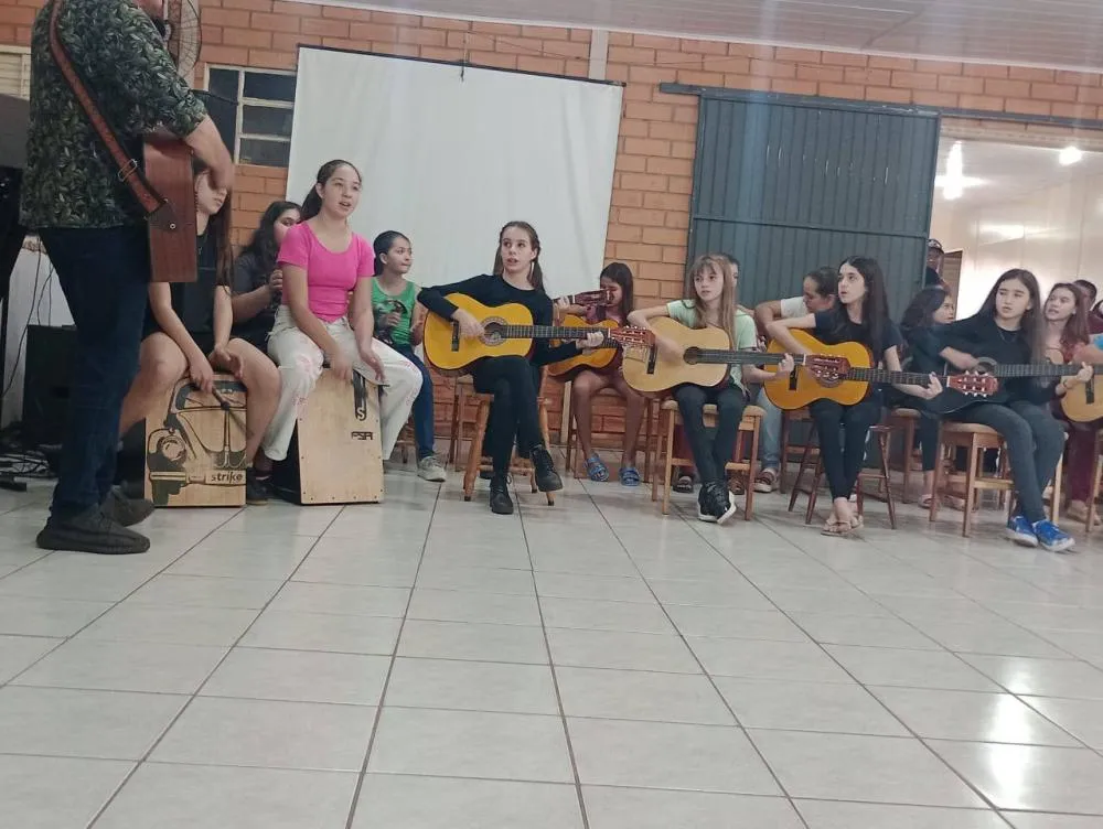 Evento reúne gerações e celebra o papel das mães e avós no município