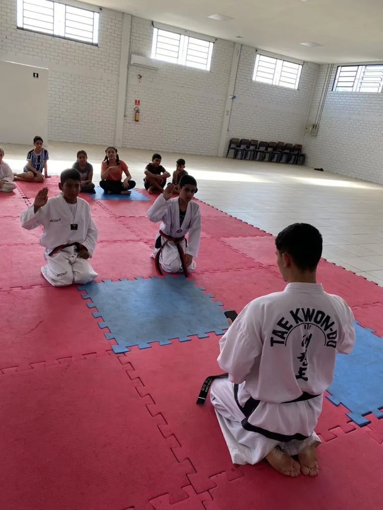 Dois alunos do Serviço de Convivência e Fortalecimento de Vínculos conquistam faixa preta de Taekwondo
