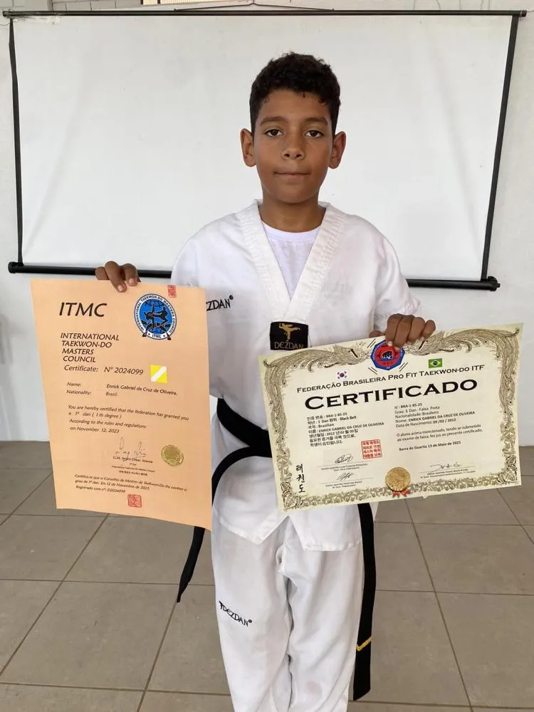 Dois alunos do Serviço de Convivência e Fortalecimento de Vínculos conquistam faixa preta de Taekwondo