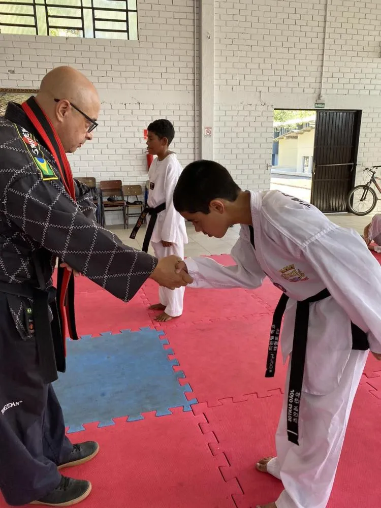 Dois alunos do Serviço de Convivência e Fortalecimento de Vínculos conquistam faixa preta de Taekwondo