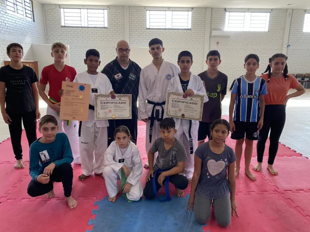 Dois alunos do Serviço de Convivência e Fortalecimento de Vínculos conquistam faixa preta de Taekwondo