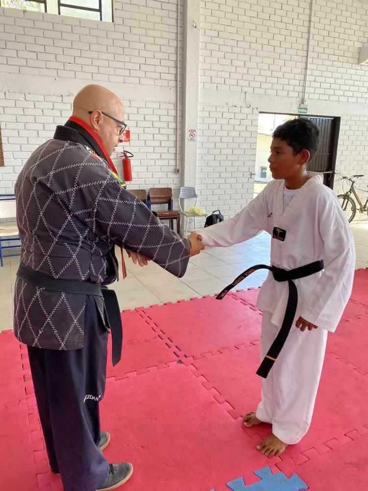 Dois alunos do Serviço de Convivência e Fortalecimento de Vínculos conquistam faixa preta de Taekwondo