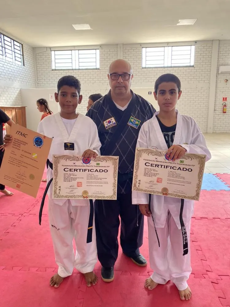 Dois alunos do Serviço de Convivência e Fortalecimento de Vínculos conquistam faixa preta de Taekwondo