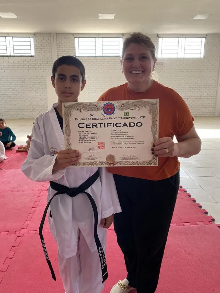 Dois alunos do Serviço de Convivência e Fortalecimento de Vínculos conquistam faixa preta de Taekwondo