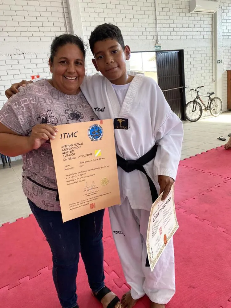 Dois alunos do Serviço de Convivência e Fortalecimento de Vínculos conquistam faixa preta de Taekwondo