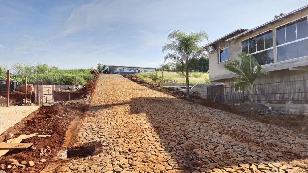 Obras de calçamento beneficiam moradores de duas vias em Derrubadas