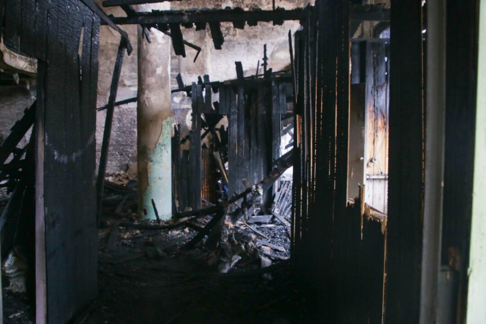 Incêndio destruiu completamente um dos prédios da Pousada Garoa na Farrapos | Foto: Isabelle Rieger/Sul21