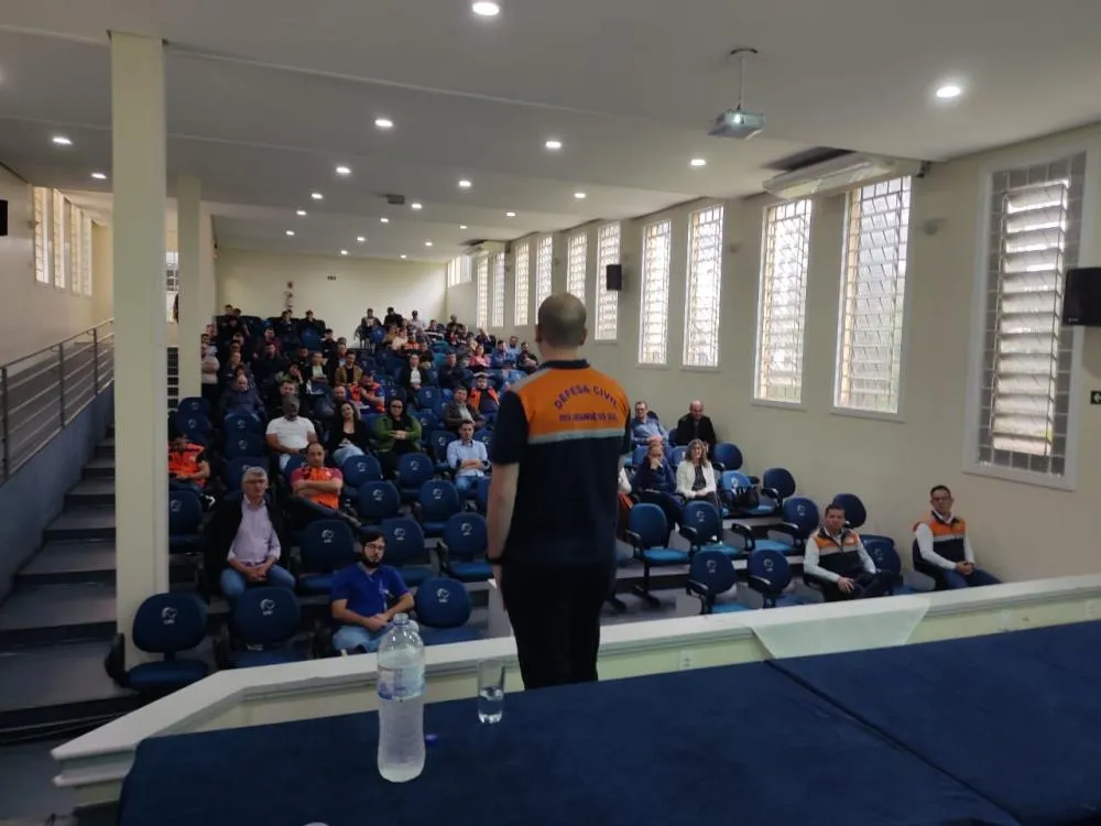 Defesa Civil de Miraguaí participa de formação regional sobre emergências