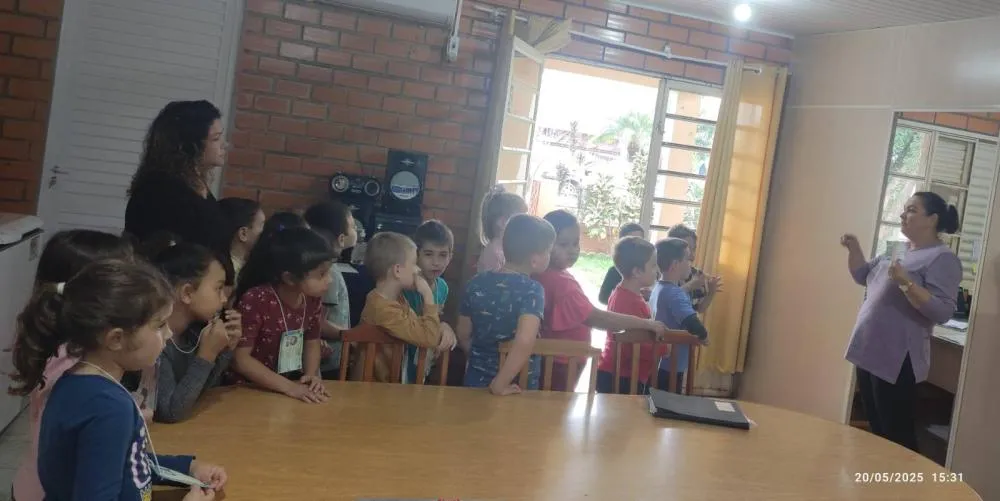 Alunos do ensino fundamental aprendem sobre identificação civil em visita ao setor de RG