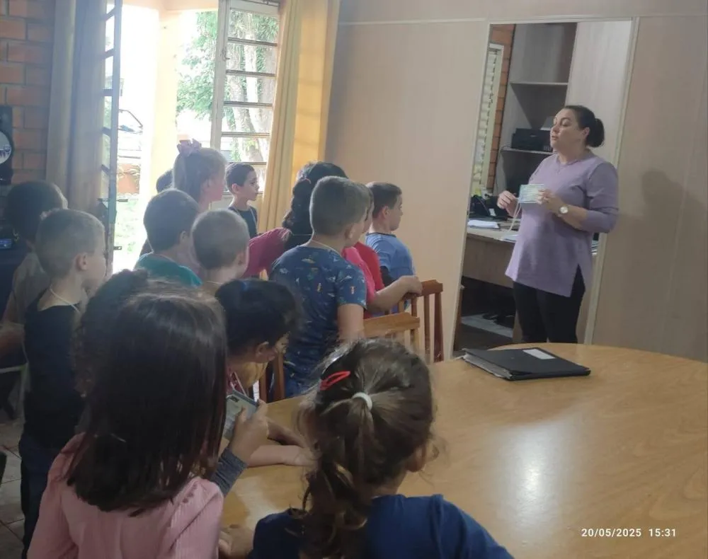 Alunos do ensino fundamental aprendem sobre identificação civil em visita ao setor de RG