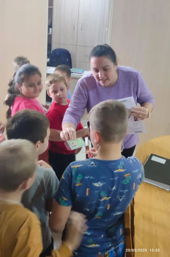 Alunos do ensino fundamental aprendem sobre identificação civil em visita ao setor de RG