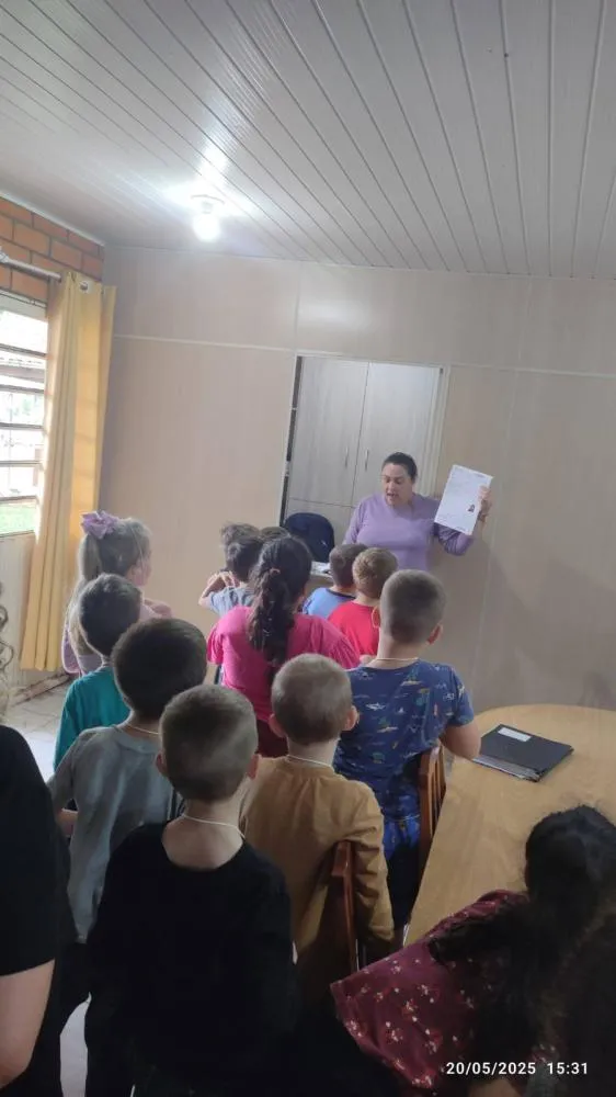 Alunos do ensino fundamental aprendem sobre identificação civil em visita ao setor de RG