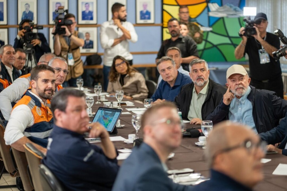 Governador Eduardo Leite, presidente Lula e ministros se reúnem em Santa Maria para avaliar estragos das chuvas e coordenar ações de resgate. Foto: Mauricio Tonetto / Secom
