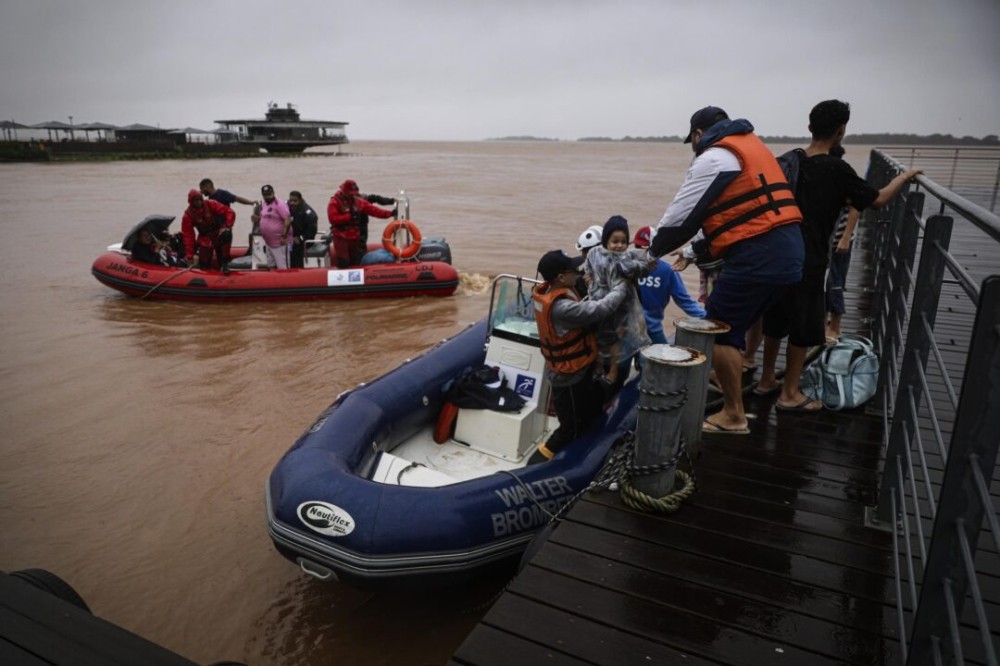 Resgate de famílias na Ilha da Pintada, pela Defesa Civil de Porto Alegre. Foto: Cesar Lopes/ PMPA