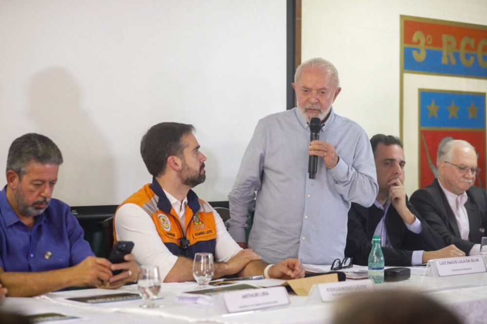 Lula e LEite ao lado de outras autoridades que vieram ao RS em função da calamidade. Credito: Foto: Lucas Leffa/Secom Governo federal