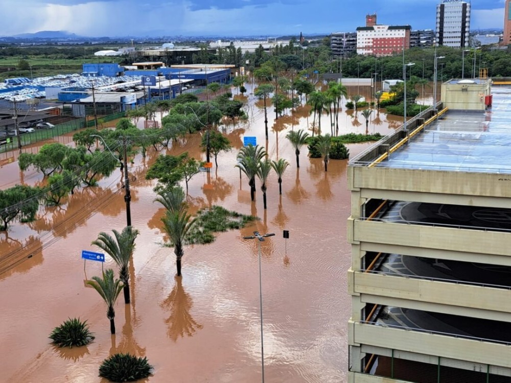 VÁgua toma pistas do aeroporto e terminal de passageiros. Foto: Divulgação Fraport