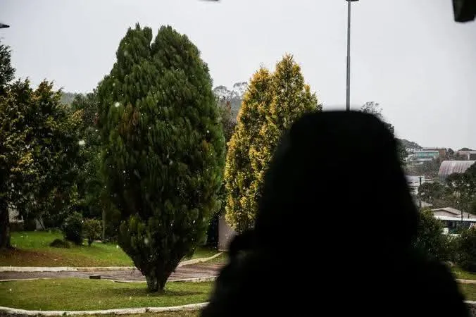 Neve é registrada em São José dos Ausentes nesta quinta-feira (29)